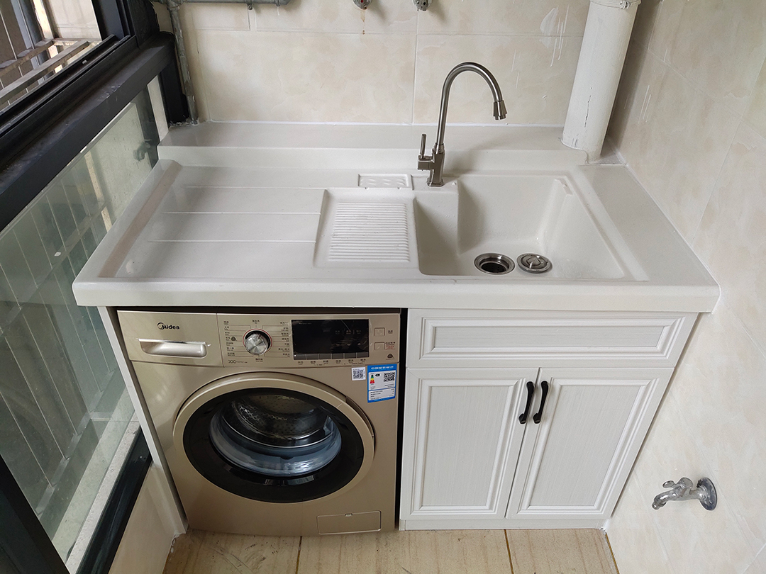 陽(yáng)臺(tái)洗衣柜定制套全鋁的，防水防潮又漂亮！