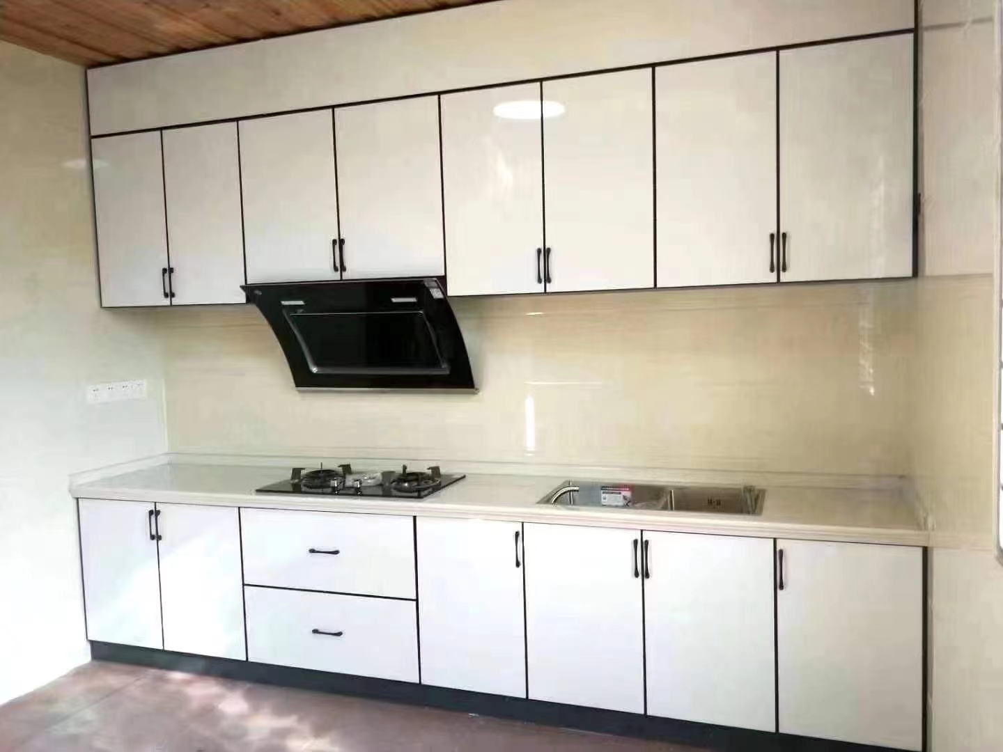 木質(zhì)櫥柜在防潮耐高溫等方面往往不盡人如意