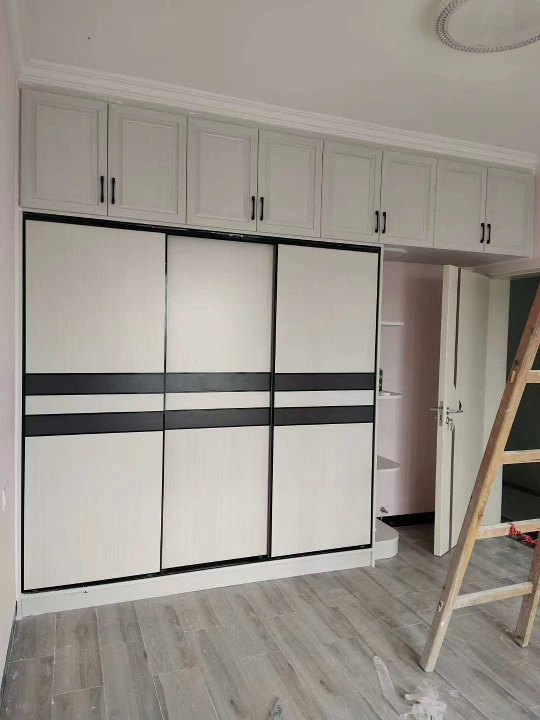 衣柜買現(xiàn)成的還是定制的？看完不糾結(jié)！